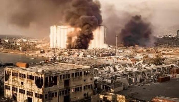 سحابة من الدخان الأسود تنتشر في سماء بيروت بعد الانفجار