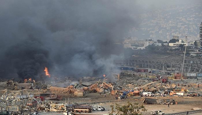 الدخان الأسود يتصاعد من مرفأ لبنان عقب الانفجار