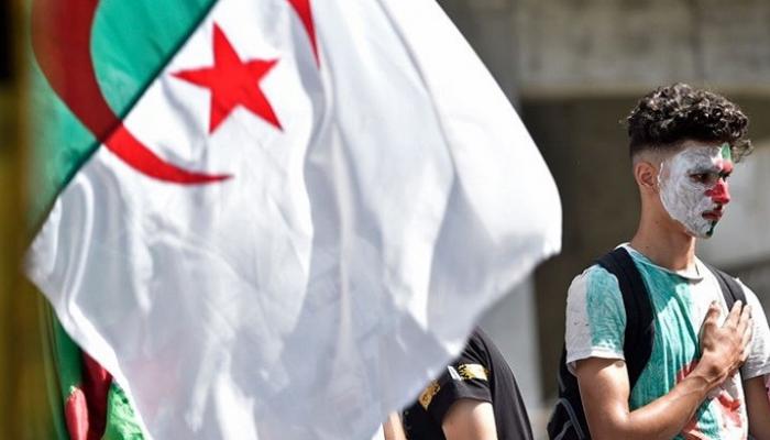 شاب جزائري مشارك في إحدى المظاهرات المطالبة بالتغيير - أرشيفية