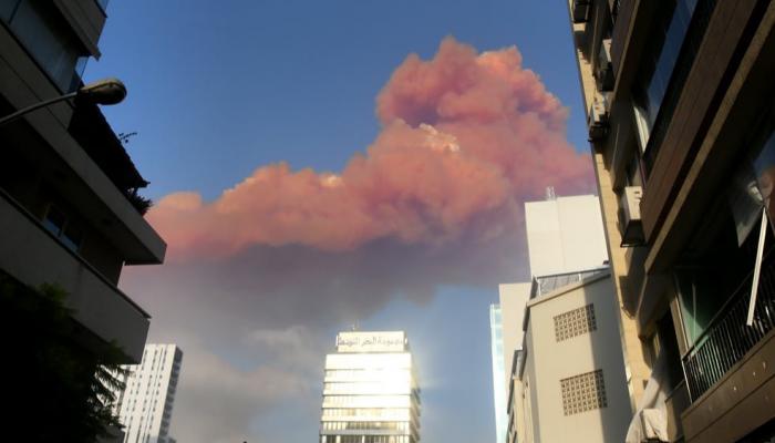 الدخان الأحمر يتصاعد في سماء بيروت