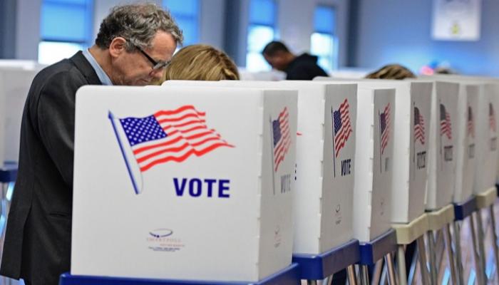 أمريكيون يصوتون في انتخابات سابقة- أرشيفية
