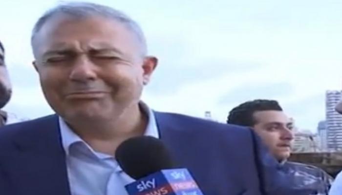 بكاء محافظ بيروت مروان عبود