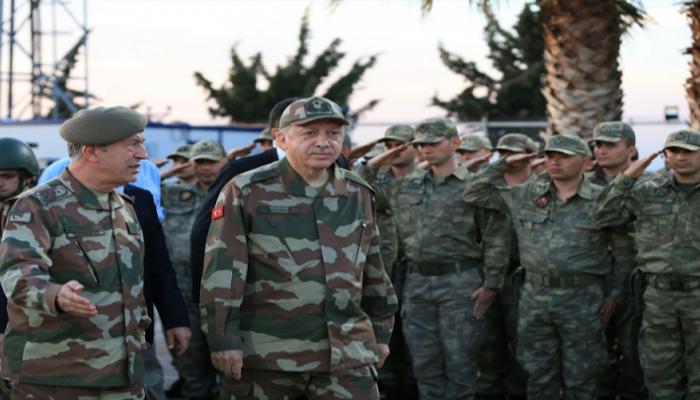 أردوغان يرتدي الزي العسكري للجيش التركي- أرشيفية