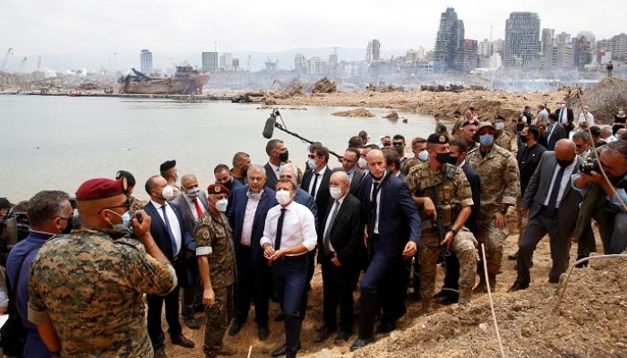الرئيس الفرنسي يزور موقع الانفجار في ميناء بيروت - رويترز
