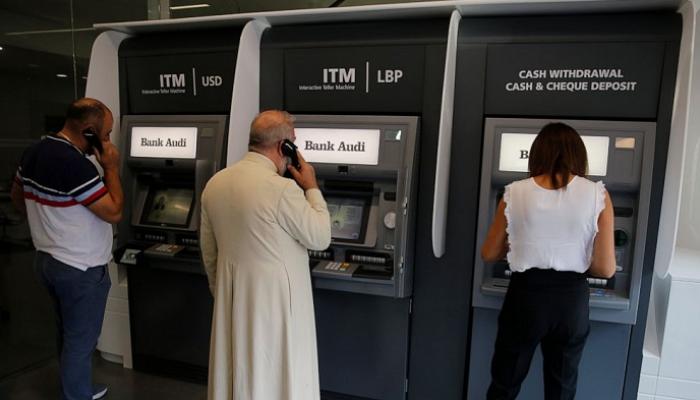 لبنانيون أمام ماكينات صراف آلي