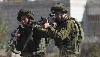 أحد جنود الاحتلال يصوب نيرانه تجاه الفلسطينيين - أرشيفية