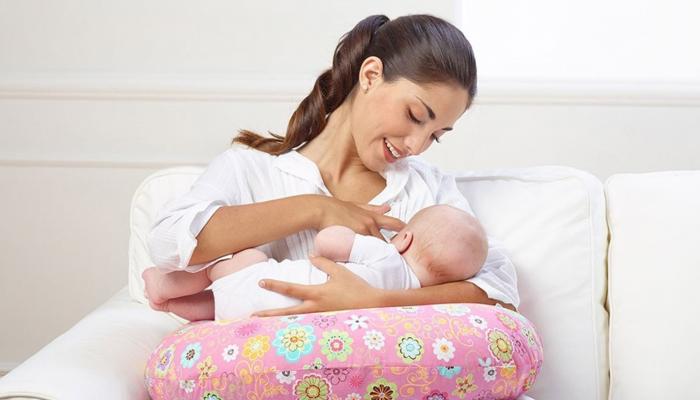 من المهم مواصلة الرضاعة الطبيعية حتى لو أصيبت الأم بفيروس كورونا