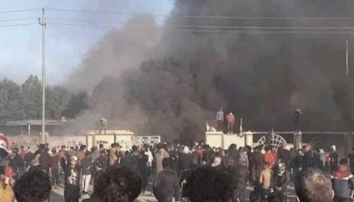 آثار الدخان يتصاعد من إحراق أحد مقرات الحشد في العراق -أرشيفية