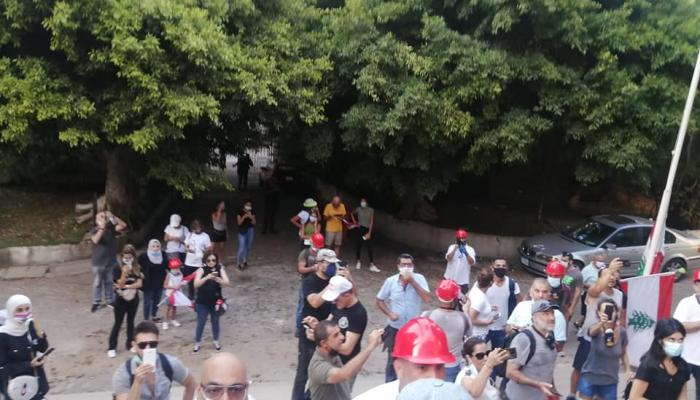 متظاهرون داخل مبنى وزارة الخارجية بعد اقتحامه