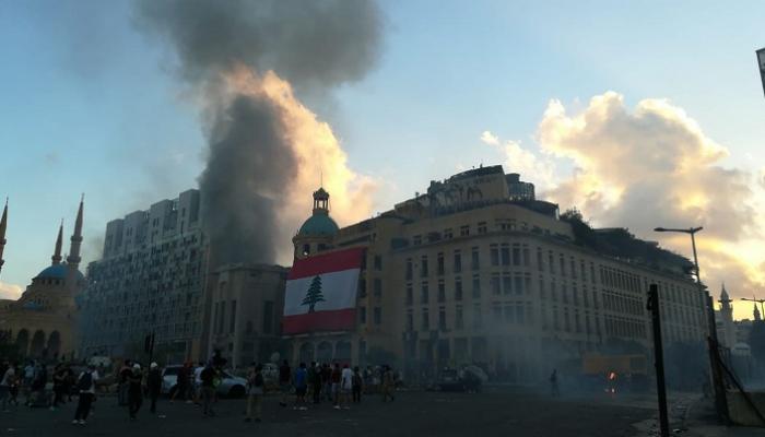 تصاعد أعمدة الدخان وسط العاصمة بيروت