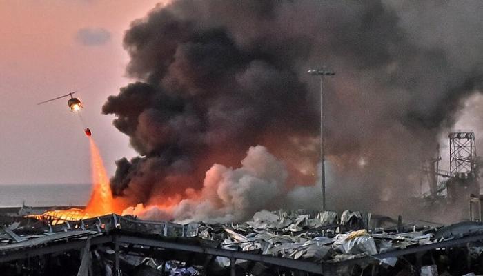 طائرة تحاول إخماد الحريق في ميناء بيروت
