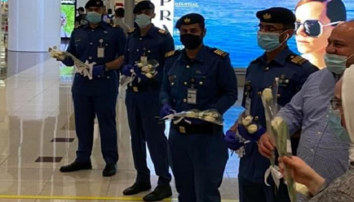 مطار دبي يستقبل اللبنانيين بالورود