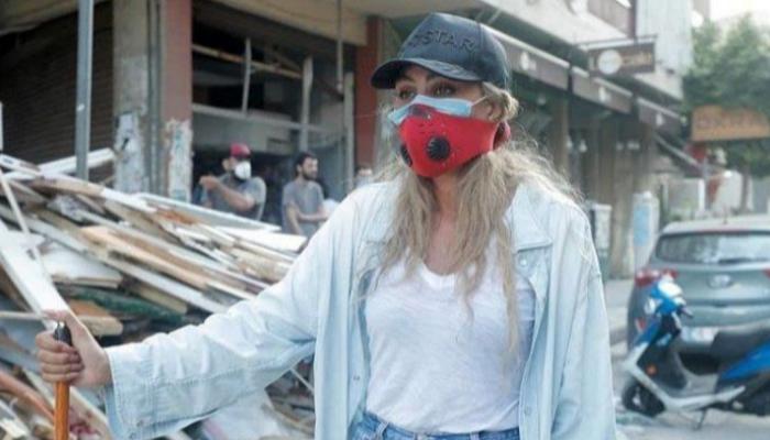 مايا دياب تشارك في تنظيف شوارع بيروت