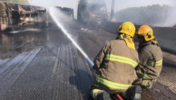 قوات الإطفاء الكويتية أثناء السيطرة على الحريق