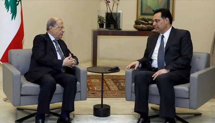 الرئيس اللبناني ميشال عون ورئيس الوزراء المستقيل حسان دياب