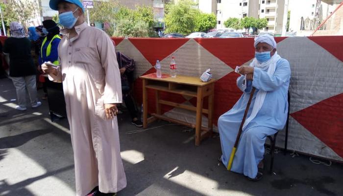 مسنون ينتظرون أدوارهم للإدلاء بأصواتهم في الانتخابات