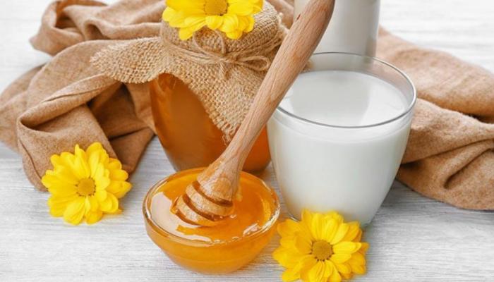 مشروب الحليب والعسل يتمتع بفوائد عديدة