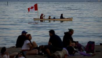 أحد شواطئ مقاطعة أونتاريو الكندية