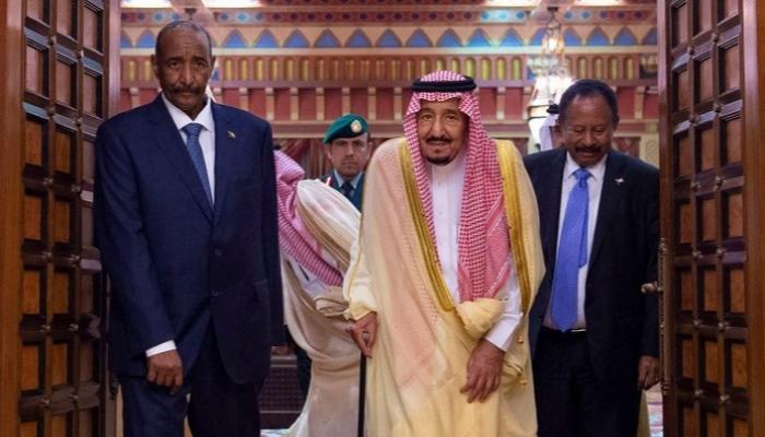 العاهل السعودي خلال استقبال رئيسي الحكومة والمجلس الانتقالي السودانييْن- أرشيفية