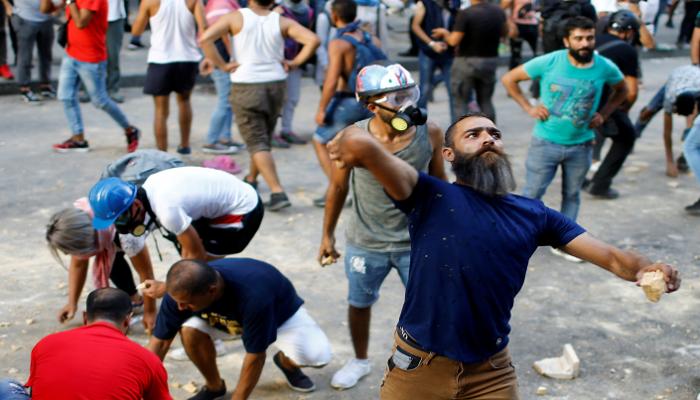 جانب من الاشتباكات بين قوات الأمن والمتظاهرين بوسط بيروت