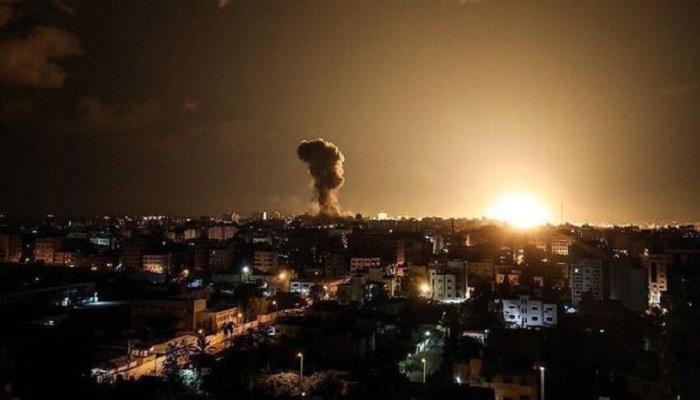 دخان يتصاعد جراء القصف الإسرائيلي لمواقع بغزة