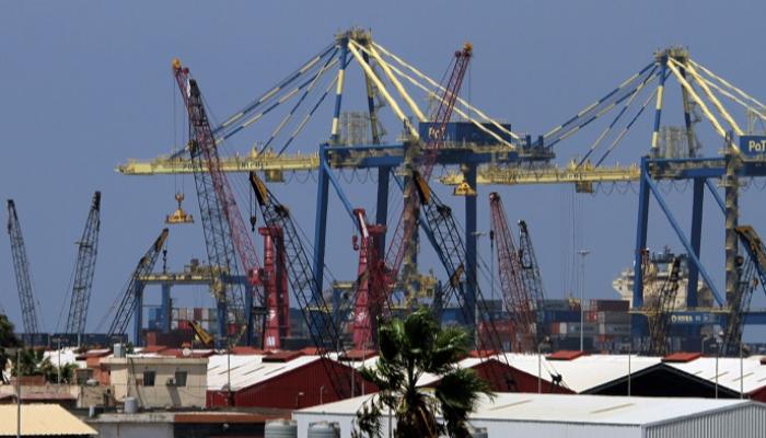  العمل بأقصى قوة في ميناء طرابلس اللبناني - رويترز