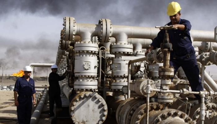 عمال على أحد خطوط النفط العراقية - أرشيفية