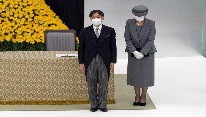 إمبراطور اليابان ناروهيتو وزوجته خلال الاحتفال اليوم