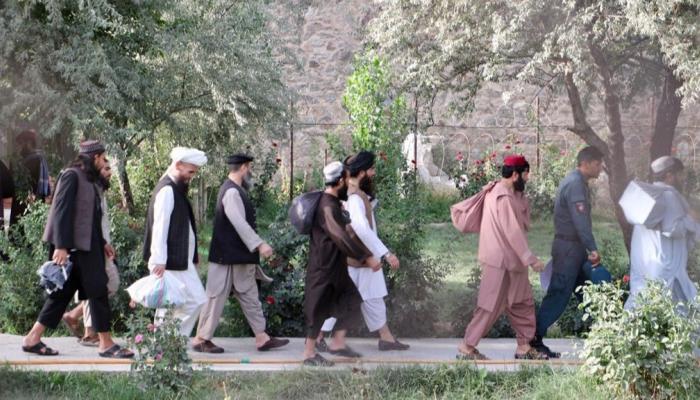 سجناء طالبان المفرج عنهم حديثًا يسيرون في سجن بول شارخي في كابول