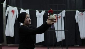 مشهد من مسرحية "ارجموا مريم"