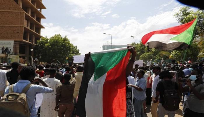 جانب من المظاهرات التي احتشدت أمام مجلس الوزراء السوداني