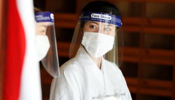 امرأة ترتدي قناعا للوقاية من فيروس كورونا