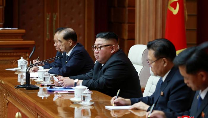 زعيم كوريا الشمالية خلال اجتماع للجنة المركزية لحزب العمال 
