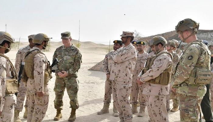 قائد القوات البرية الإماراتية وقائد الجيش الأمريكي الثالث في مناورة سابقة 