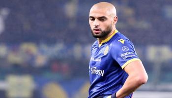النجم المغربي سفيان أمرابط بقميص فيرونا الإيطالي
