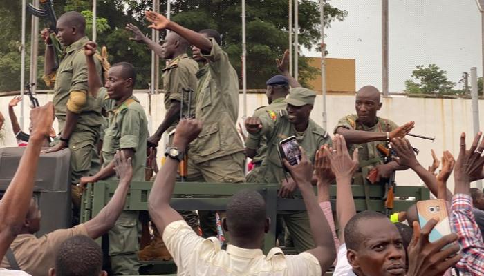 مجموعة من العسكريين التابعين لقادة الانقلاب في مالي - الفرنسية