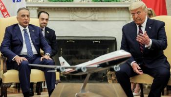 الرئيس الأمريكي يتحدث مع رئيس الوزراء العراقي في البيت الأبيض- رويترز