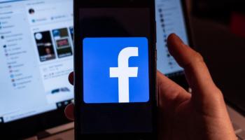 Le logo Facebook apparaît sur un écran de téléphone,