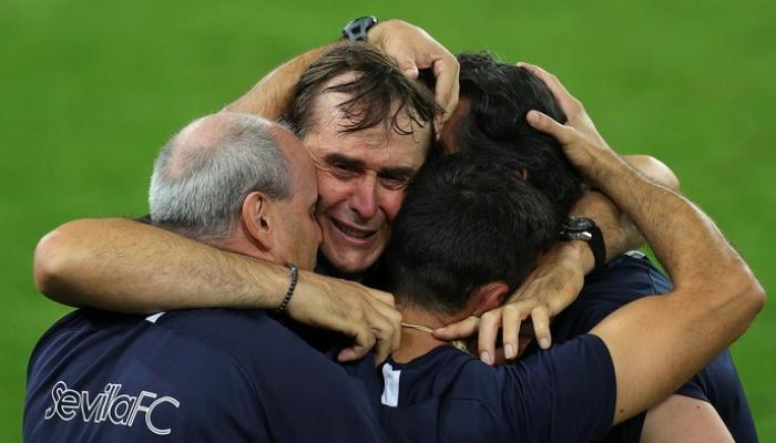 لوبيتيجي مدرب إشبيلية يبكي بعد حصد لقب الدوري الأوروبي