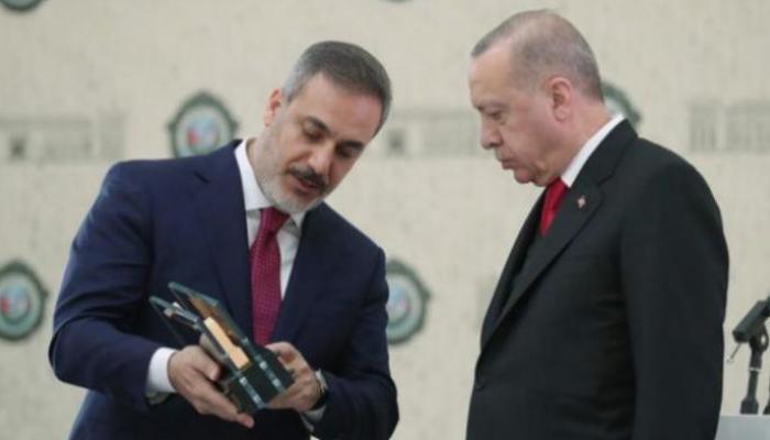 أردوغان مع رئيس الاستخبارات هاكان فيدان