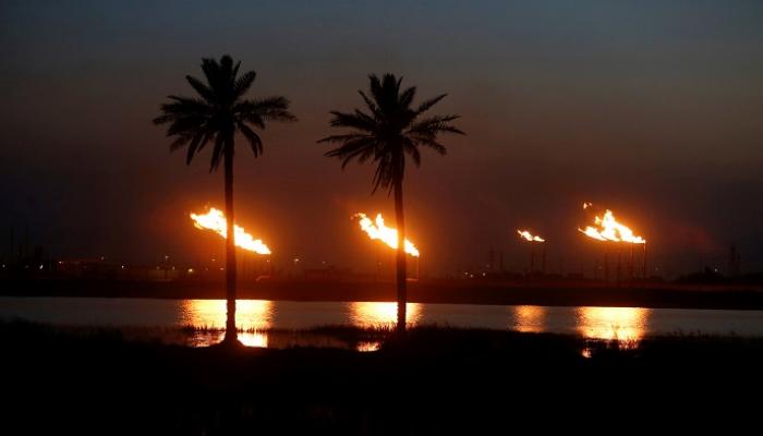 ألسنة اللهب تتصاعد من مداخن مضيئة في حقل نهر بن عمر النفطي شمال البصرة - رويترز