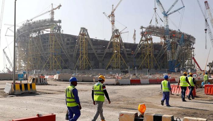 غول قطر يحاصر العمالة الوافدة.. عنصرية وكورونا وتهرب من الأجور