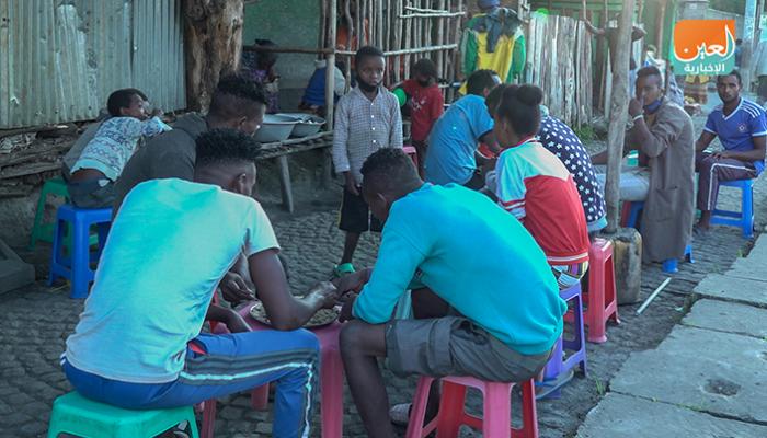 شباب يتناولون وجبة "دي ماتيو" في مطعم شعبي بمدينة أواسا جنوبي إثيوبيا