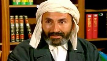 الفنان الجزائري عثمان عريوات في أحد أعماله الكوميدية - أرشيفية