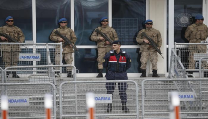 جنود أتراك أمام مجمع محاكم وسجن بإسطنبول - أرشيفية