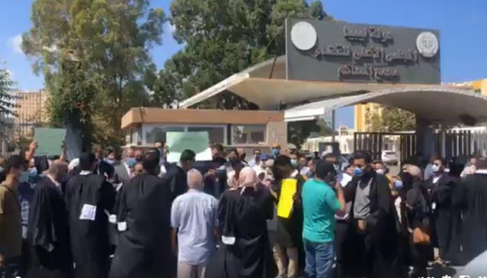 مظاهرات لمحامين ليبيين ضد السراج أمام مجمع المحاكم 