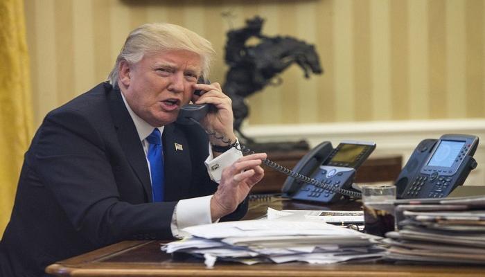 الرئيس الأمريكي دونالد ترامب يتحدث عبر الهاتف- أرشيفية
