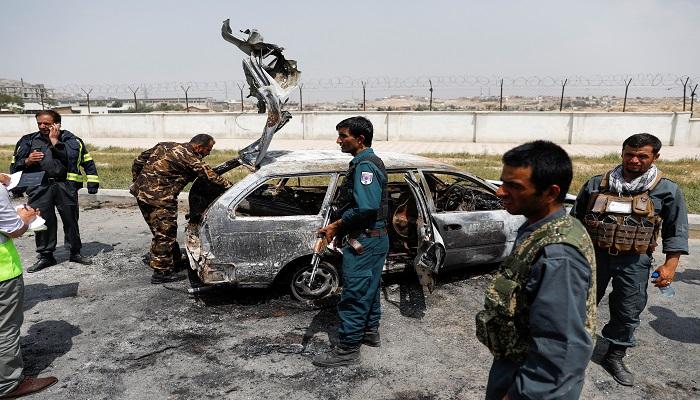 عناصر الشرطة تنتشر بموقع انفجار سيارة في أفغانستان 