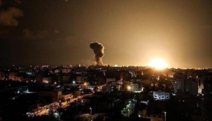 دخان يتصاعد جراء القصف الإسرائيلي لمواقع بغزة - أرشيفية 