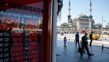 تراجع الليرة يثير مخاوف ارتفاع الأسعار - نيويورك تايمز